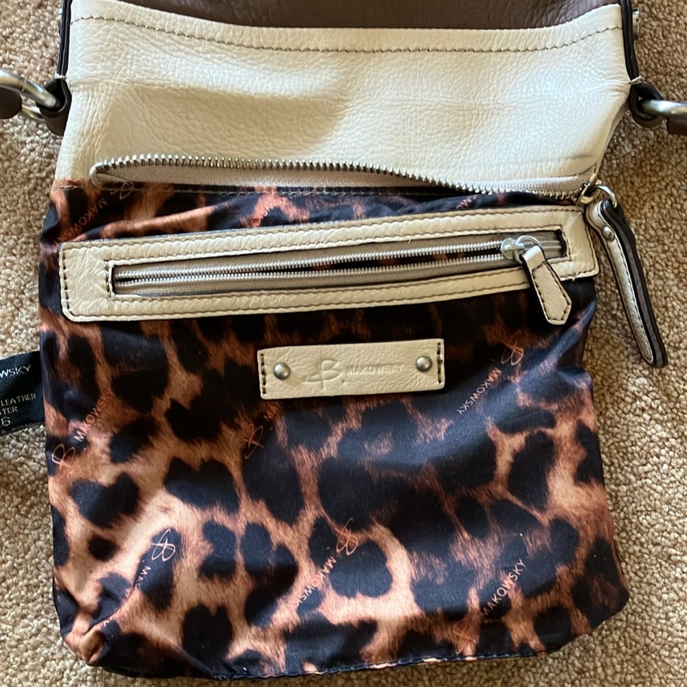 B MAKOWSKY CROSS BODY WITH ENCLOSED WALLET
CLAY AND CREAM COLOR
EX CONDITION - Picture 7 of 11